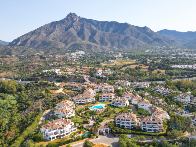 Exclusive three bedroom elevated ground floor apartment in the pretigious gated community, Monte Paraíso, on Marbella’s Golden Mile