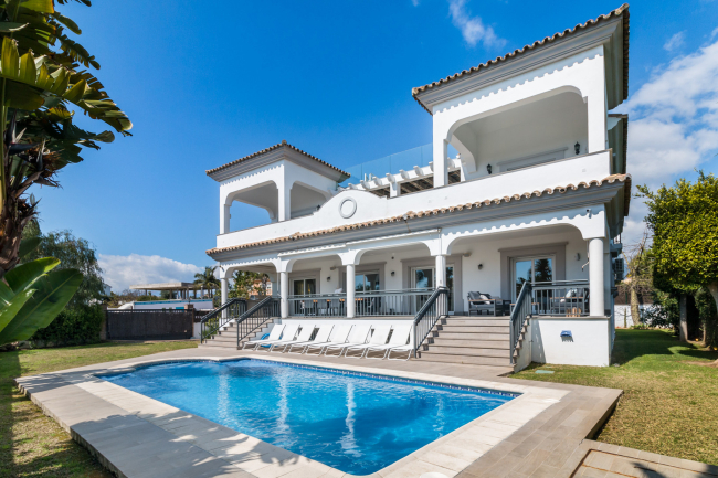 SUPERB RECENTLY REFURBISHED VILLA 100 METRES FROM BEACHFRONT, SAN PEDRO DE ALCANTARA HOLIDAY RENTAL 