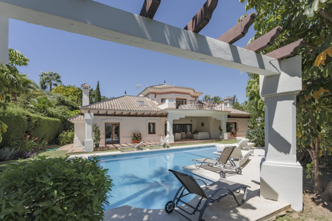 Classic and mediterranean style 6 bedroom villa located in one of the best locations in Nueva Andalucía