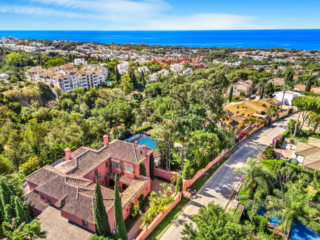 Praktfull seks-roms villa som ligger i Hacienda Las Chapas, Marbella, med fantastisk havutsikt