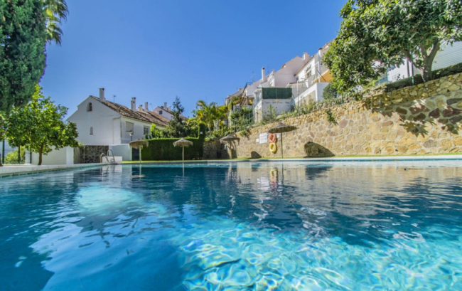 Charming townhouse in urbanisation El Capricho (Golden Mile Marbella)