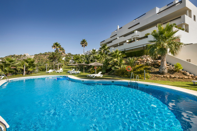 Luxurious 3 Bedroom South-facing Corner Apartment In La Azalia, Benahavís - Sea And Golf Views!