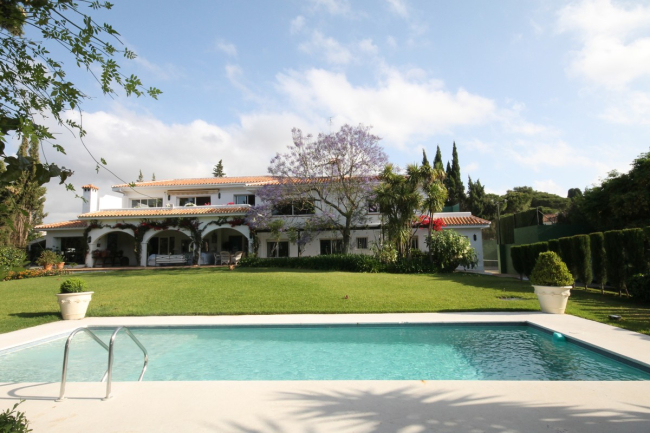 Classical large villa in lower Calahonda. Great investment opportunity!