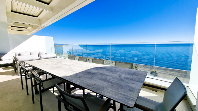  Luxurious 1st line beach penthouse for sale in Estepona, Costa del Sol.