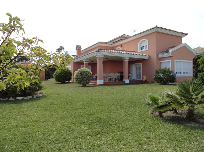 Villa for sale in Guadalobon, Estepona Vest