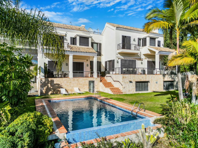 Fantástica villa de cinco dormitorios con orientación sur en La Quinta, Benahavis con vistas al mar y al golf