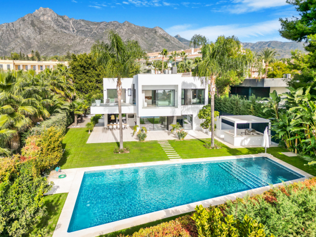 Otroligt fem sovrum, söderläge villa i ett lugnt bostadsområde i Rocio Nagueles, Marbella