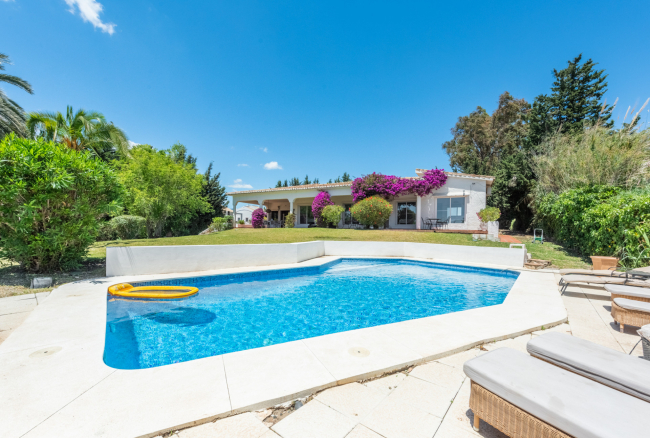 Andalucian style villa with a large plot of 1.700sq.m. located close to Atalaya Golf Club!