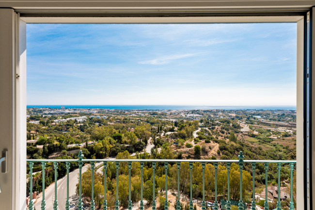 Stunning duplex penthouse with 5 bedrooms and panoramic sea views for sale in Monte Halcones, Benahavis