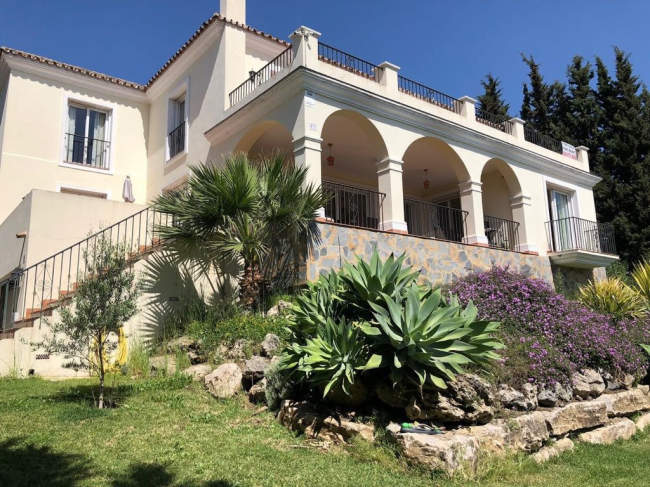 Charming 6-Bedroom Villa with Panoramic Views in Nueva Andalucia