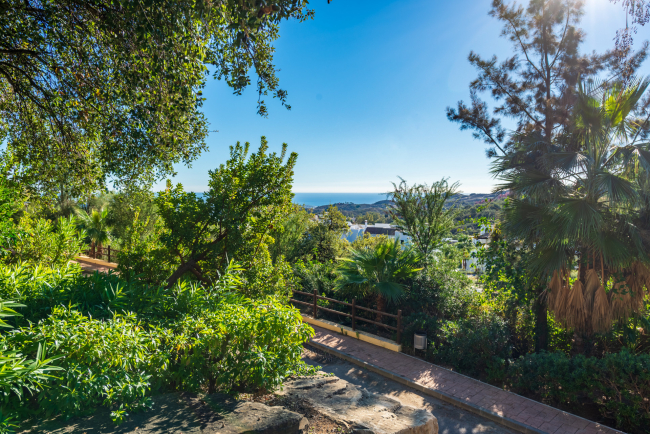 Exquisite Ground Floor Apartment with Panoramic Sea and Mountain Views in La Mairena