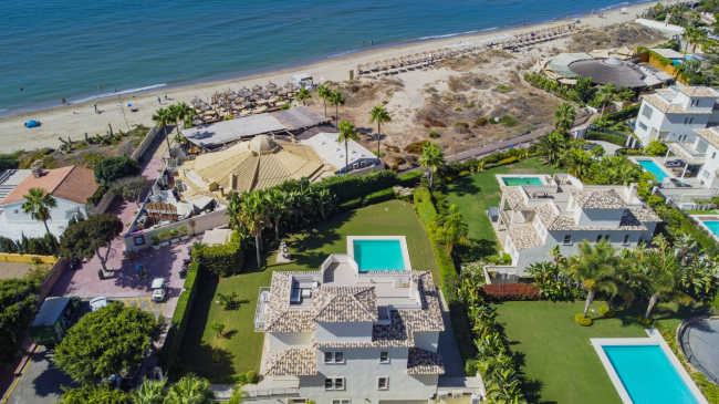 Inmaculada villa frente a la playa de cinco dormitorios situada en El Rosario, Marbella Este con increíbles vistas al mar