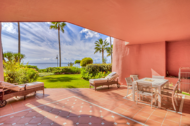 Imponerende to-roms leilighet i første etasje ved stranden, beliggende i det luksuriøse inngjerdede samfunnet Menara Beach, Estepona.