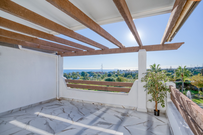 Bright and spacious two bedroom penthouse located in Selwo Hills, Estepona with sea and mountain views