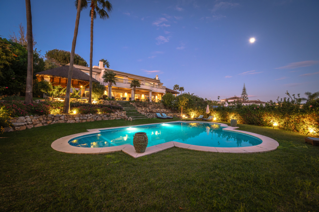 Exquisite Marbella Villa with Stunning Sea Views and Luxurious Amenities