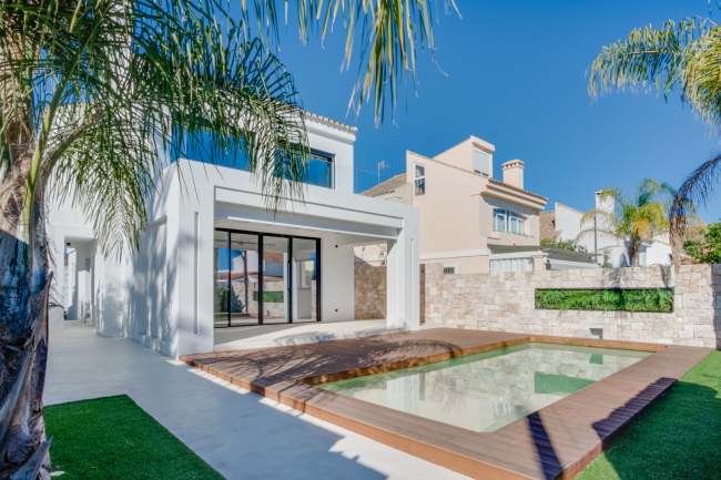 Fantastiskt fyra sovrum, stranden samtida stil Villa ligger i Costalita, Estepona