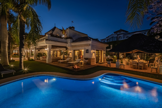 Luxury Mediterranean Villa for Sale in Bahía de Marbella – Exclusive Beachside Living