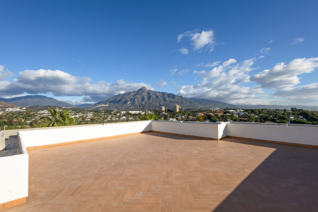 Vackert reformerade två sovrum i gated community Jardines de Andalucía, Nueva Andalucia med havsutsikt