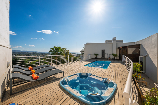 Stunning three bedroom duplex penthouse in Nueva Andalucia.